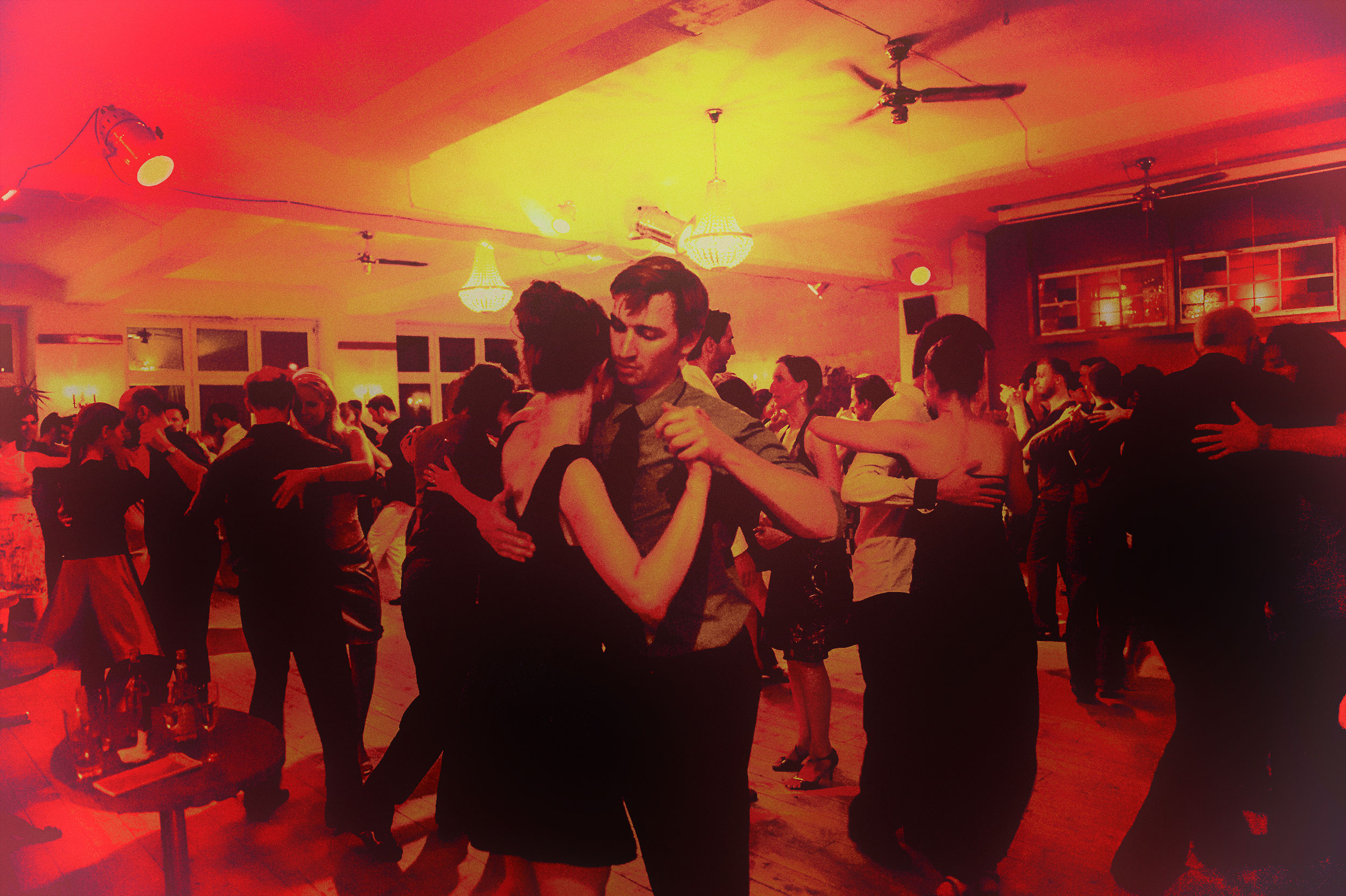 Volle Milonga im Nou: In warmes, rotes Licht gehüllt tanzen Menschen verschiedenster Colour miteinander